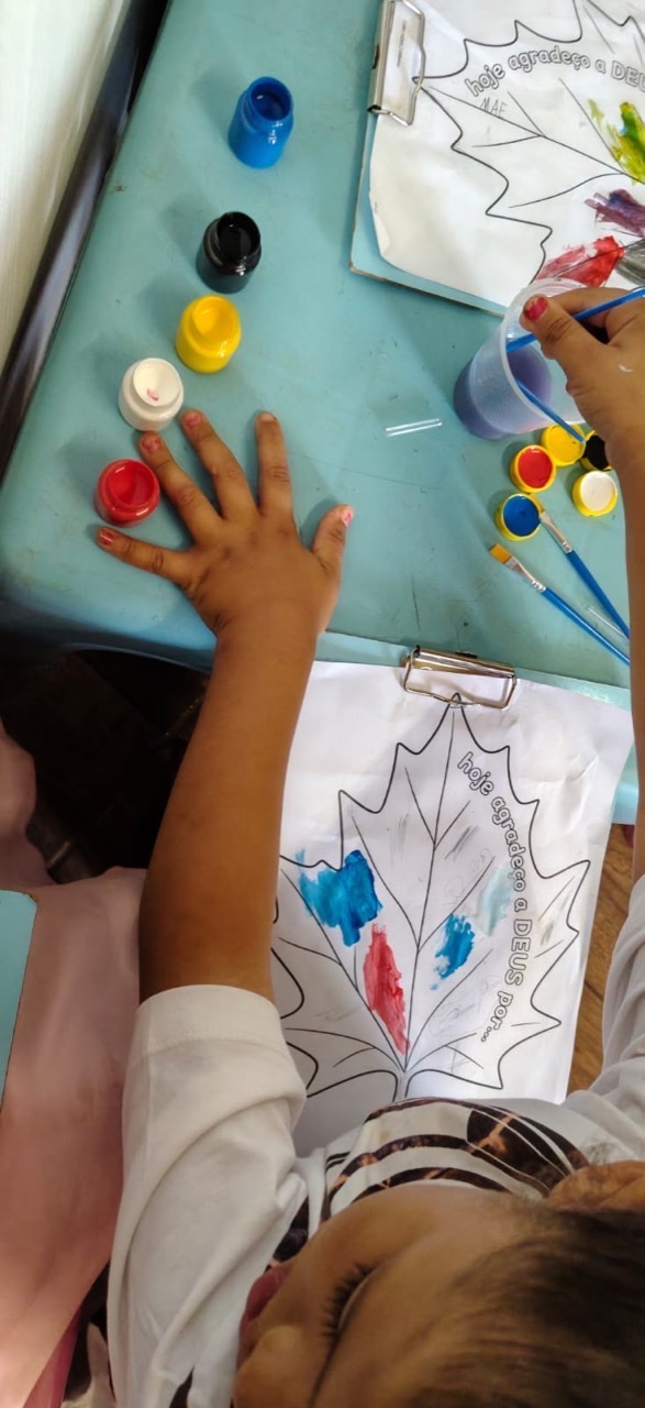 Materiais e trabalhos da atividade infantil sobre gratidão.