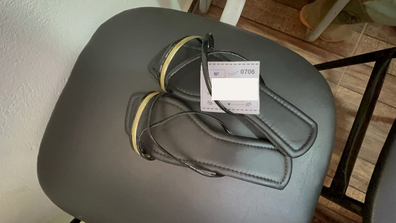 Rasteirinha preta com detalhe dourado sorteada para a rifa número 0706.